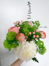 Load image into Gallery viewer, Summer Glow Medium Bouquet
